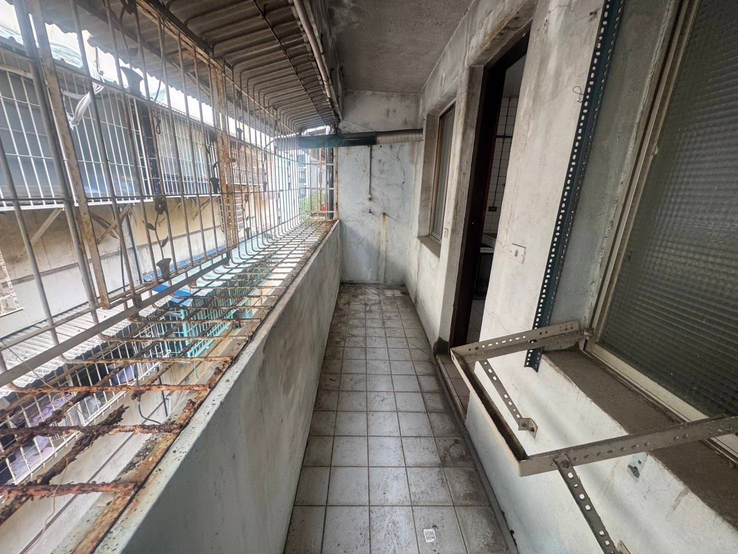 陽台翻新前老舊狀態