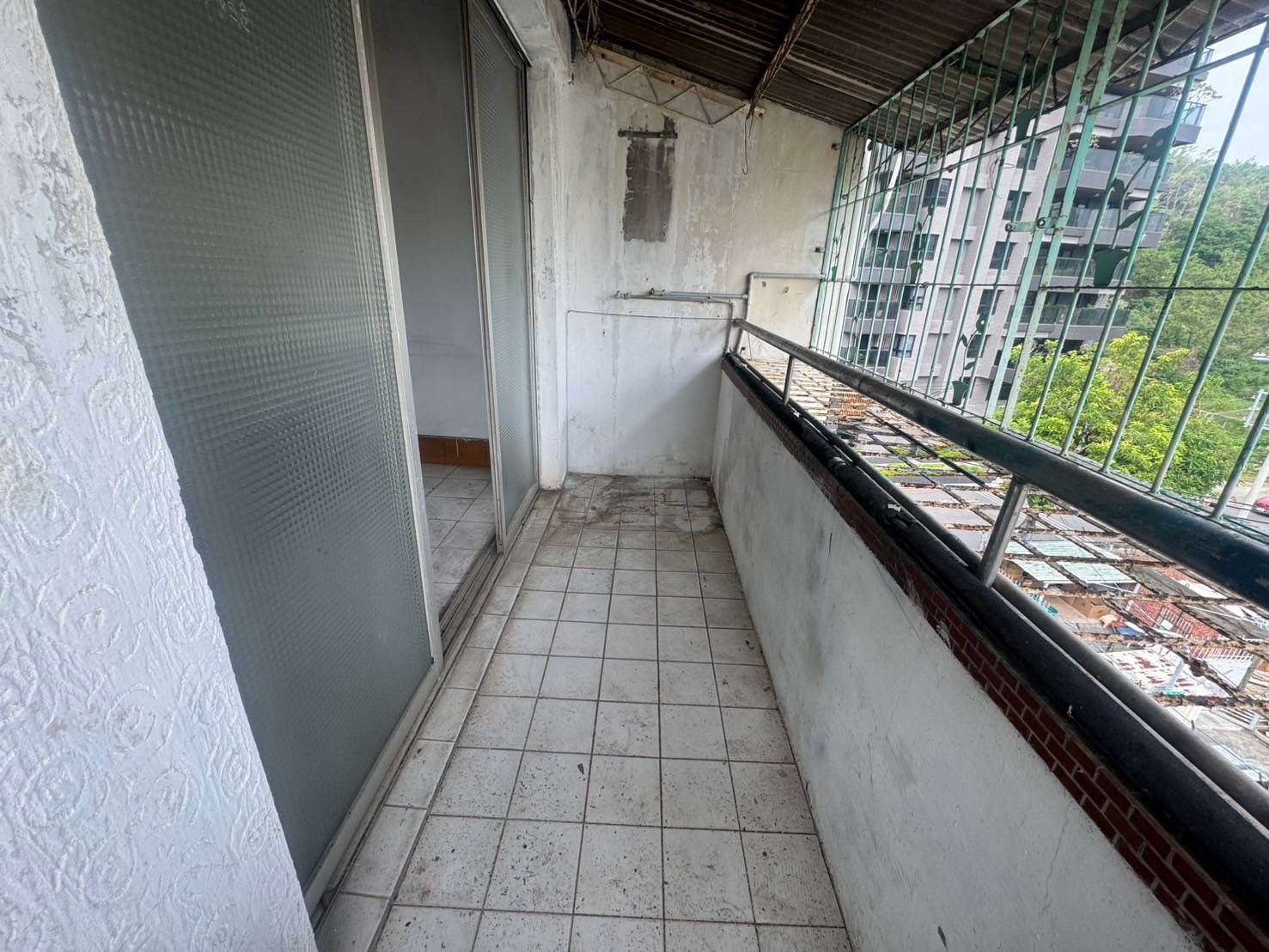 陽台翻新前老舊狀態